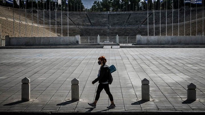 Σταθεροποιούνται τα κρούσματα, ασφυκτιούν οι ΜΕΘ