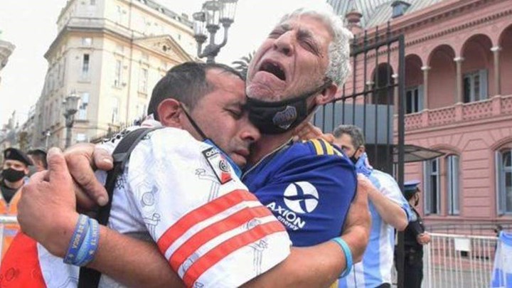 Μαραντόνα: Οπαδοί της Μπόκα και της Ρίβερ κλαίνε αγκαλιασμένοι για τον Ντιέγκο