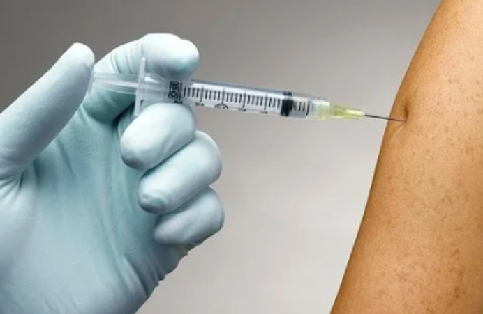 Παγκόσμια μάχη για τα εμβόλια