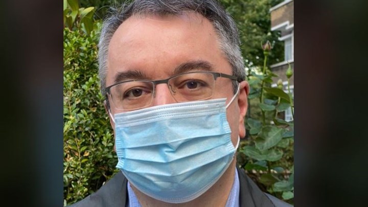 Μόσιαλος: Οι τρεις λόγοι που τα παιδιά δεν θα έχουν προτεραιότητα στο εμβόλιο