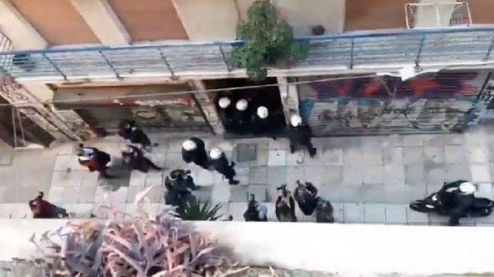 Αστυνομικοί έριξαν κρότου λάμψης σε πολυκατοικία