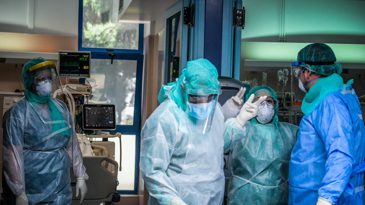 Κρίσιμα ερωτήματα για τις ΜΕΘ: Άνθρωποι διασωληνώνονται και χάνουν τη μάχη σε απλές κλίνες