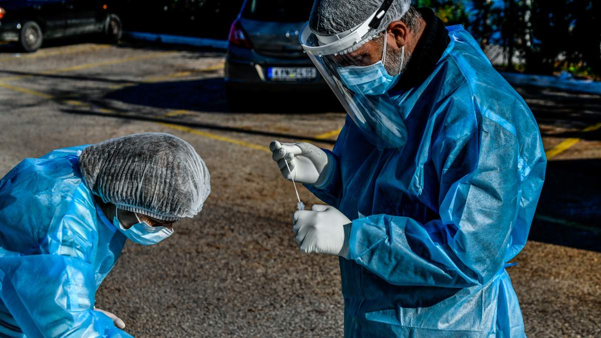Γιατί μειώνονται τα τεστ του κορονοϊού;