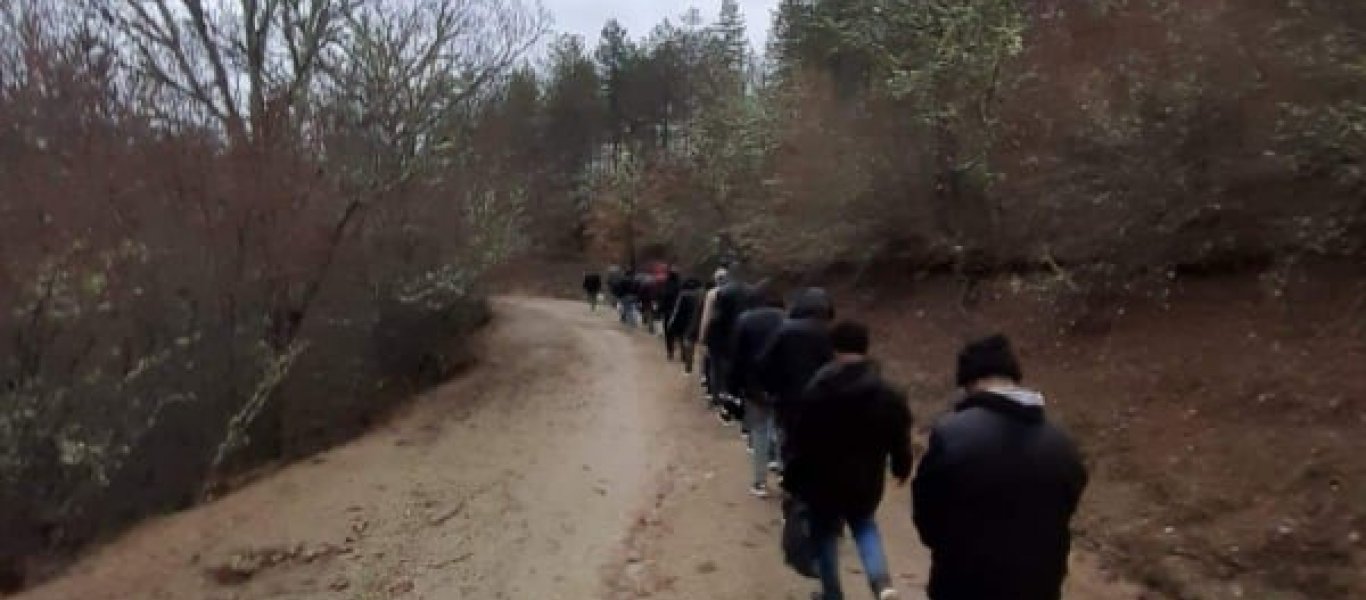 Κατά εκατοντάδες περνούν οι παράνομοι μετανάστες από τον «θωρακισμένο» Έβρο