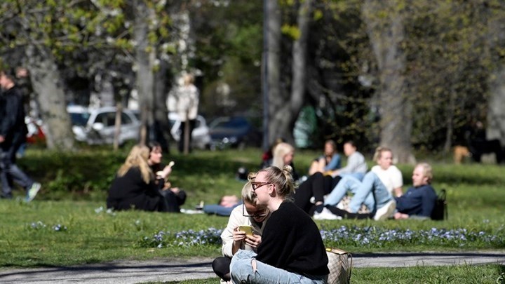 Σουηδία: Νέα περιοριστικά μέτρα και σύσταση για χρήση μάσκας στα ΜΜΜ