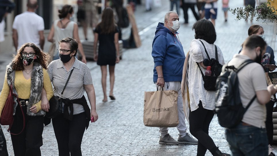 Βρετανός επιδημιολόγος: Θα φοράμε για χρόνια μάσκες, ο πόλεμος δεν τελείωσε
