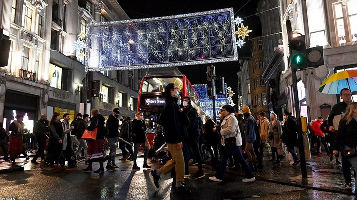 Βρετανία: Χάος στα μαγαζιά για τα χριστουγεννιάτικα ψώνια πριν από το lockdown