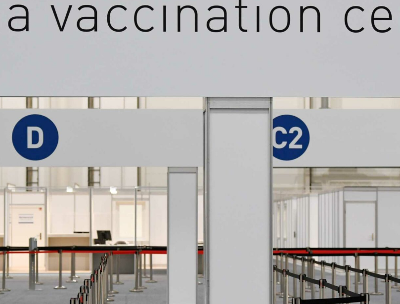 Bloomberg: Πάνω από 1,1 εκατομμύρια άνθρωποι έχουν εμβολιαστεί για τον κορονοϊό σε όλο τον κόσμο