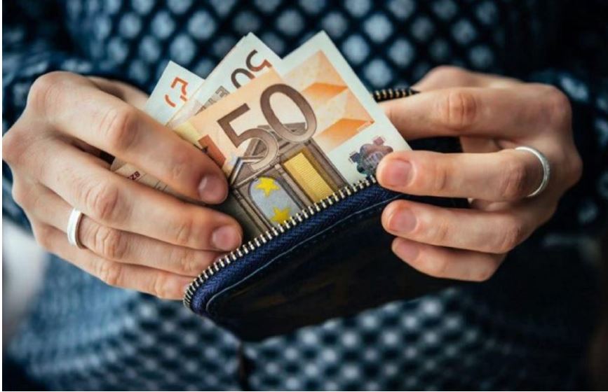 Κατώτατος μισθός: Ο «χάρτης» των αναπροσαρμογών σε επιδόματα, ειδικά βοηθήματα και άλλες παροχές