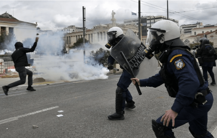 Η Αστυνομία σε ανακοίνωση της γνωστοποίησε πως στα σημερινά επεισόδια στο κέντρο της Αθήνας που ακολούθησαν την μεγάλη πορεία διαμαρτυρίας για το δυστύχημα στα Τέμπη έγιναν τρεις συλλήψεις, ενώ τραυματίστηκαν πέντε αστυνομικοί. Σύμφωνα με την ΕΛΑΣ, η σημερινή διαδήλωση είχε περίπου 30.000 κόσμο.