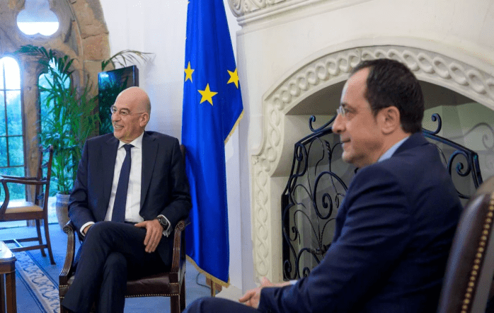 Χριστοδουλίδης-Δένδιας τους απέκλεισαν όλους για να τα πουν – Άφησαν εκτός αίθουσας ακόμα και τους στενούς συνεργάτες τους!