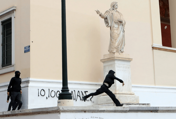 Νέα επεισόδια στα Προπύλαια