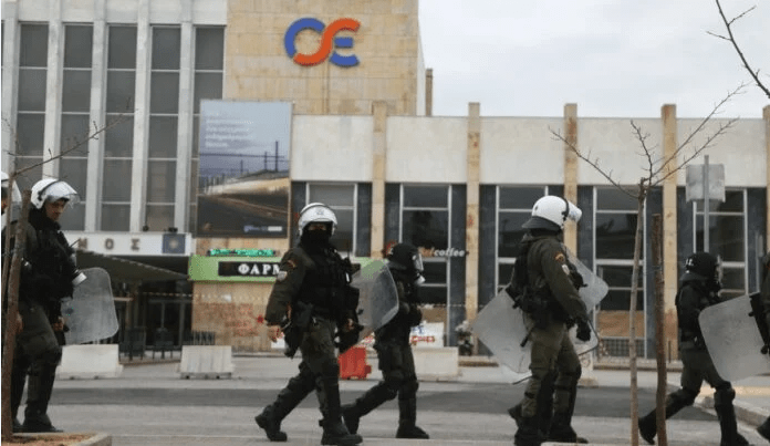 Θεσσαλονίκη: Κουκουλοφόροι πίσω από τα ΜΑΤ στην πορεία για τα Τέμπη