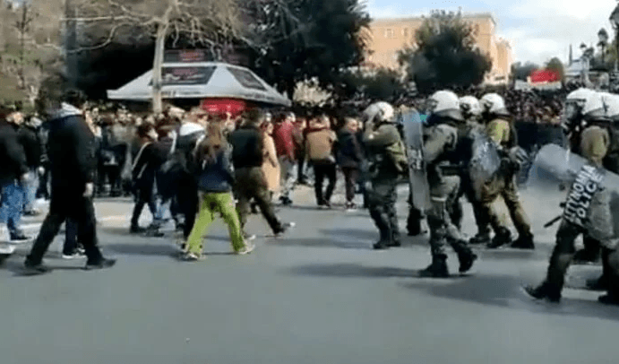 Σάλος με βίντεο που φέρεται να δείχνει «απρόκλητη επίθεση» των ΜΑΤ στην πορεία