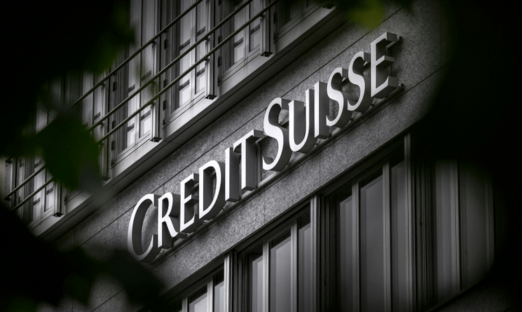 Παραμένει στο χείλος του γκρεμού η Credit Suisse: Γιατί η βοήθεια των 54 δισ. δολ. είναι ανεπαρκής – Καίγονται οι επιλογές διάσωσης