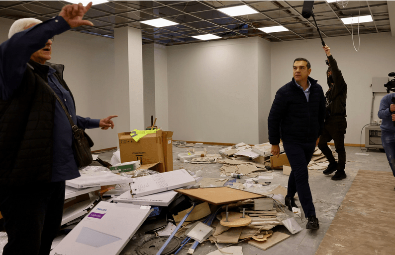 Τσίπρας από το Κέντρο Τηλεδιοίκησης στην Λάρισα: Γιατί 20 μέρες λένε ψέματα; Είναι γιαπί