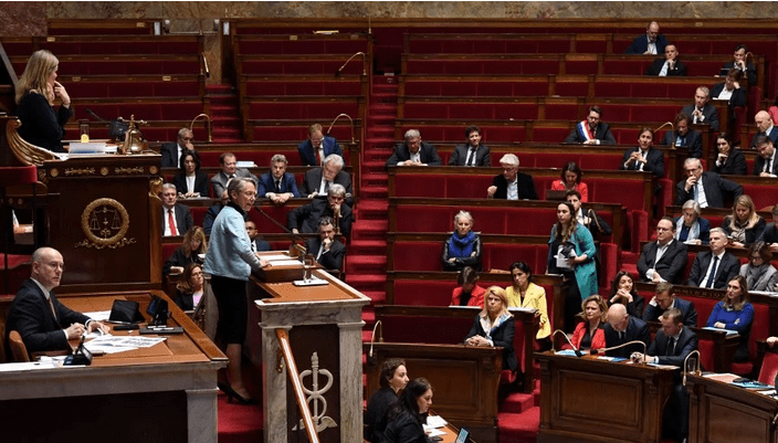 Γαλλία: Για μόλις εννέα ψήφους σώθηκε η κυβέρνηση Μακρόν – Απορρίφθηκε η μια εκ των δύο προτάσεων μομφής