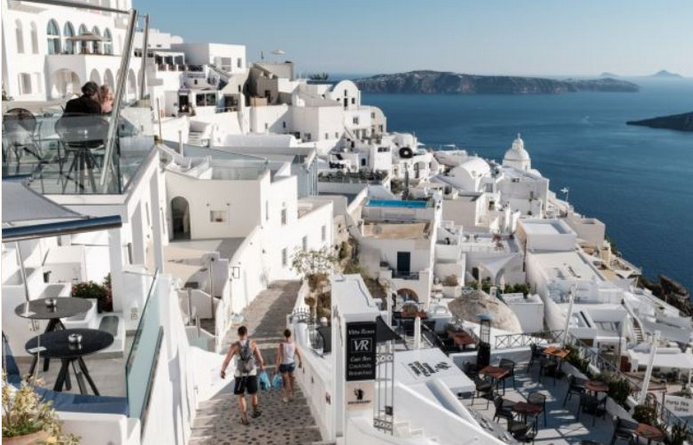 Ψάχνουν απεγνωσμένα να καλύψουν 62.000 θέσεις εργασίας στον τουρισμό