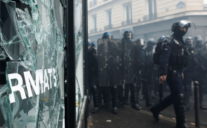 Χαμός στο Παρίσι: Επεισόδια, μολότοφ και δακρυγόνα – Στους δρόμους ξανά οι Γάλλοι