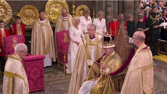 LIVE – «God save the king» – Επίσημα βασιλιάς ο Κάρολος