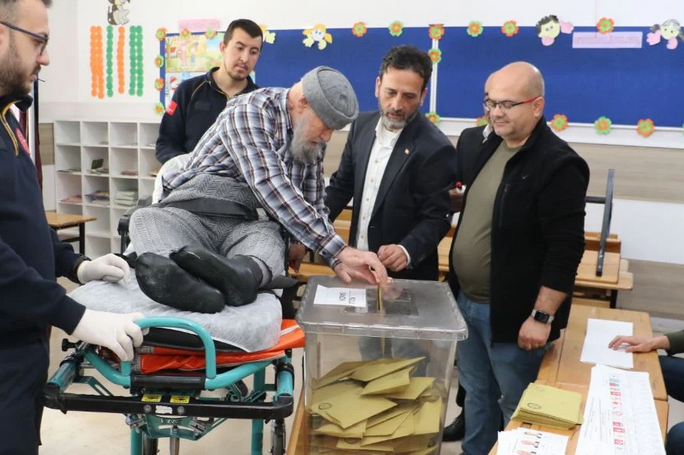Τουρκικές εκλογές – Τα ευτράπελα της κάλπης: Με άλογα, φορεία και τραπέζια πήγαν να ψηφίσουν – Ξύλο σε εκλογικό κέντρο