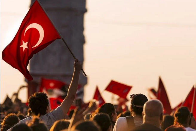 Πως το Ισλάμ και η Δημοκρατία συναντήθηκαν στην Τουρκία (τουρκική ανάλυση)