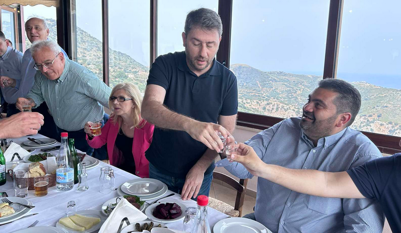 Εκλογές 2023: Με τσικουδιά και μαντινάδες το γεύμα του Νίκου Ανδρουλάκη με δημοσιογράφους