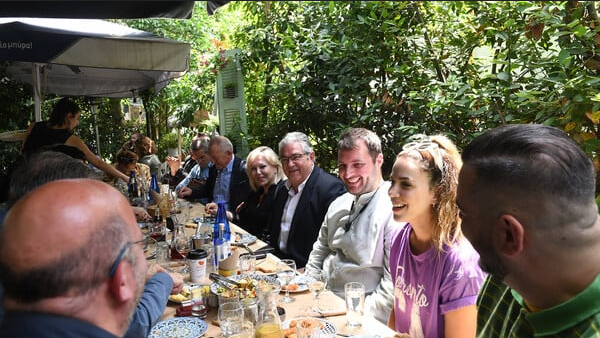 Γεύμα του Δημήτρη Κουτσούμπα με βουλευτές και δημοσιογράφους