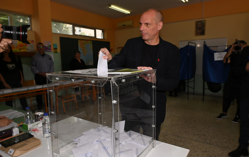 Εκλογές 2023: Στο Πέραμα ψήφισε ο Βαρουφάκης – «Δεν υπάρχουν αδιέξοδα ιδίως στην πολιτική»