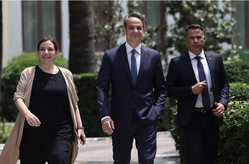 Bloomberg: «Ο Μητσοτάκης ξέφυγε από την παγίδα που του έβαλαν οι Έλληνες Αριστεροί»