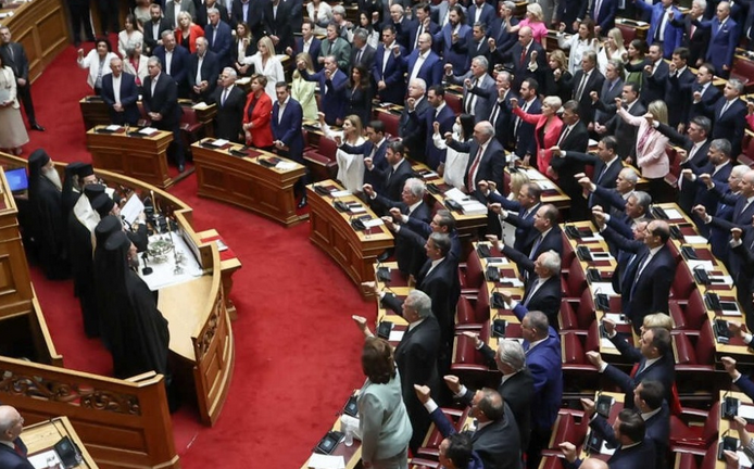 Selfies, χαμόγελα και νέα πρόσωπα στην ορκωμοσία των «βουλευτών της μίας μέρας»