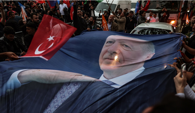 Ανάλυση για τη νίκη Ερντογάν στις τουρκικές εκλογές: Το μεγάλο παζάρι και η επιστροφή στο παρελθόν