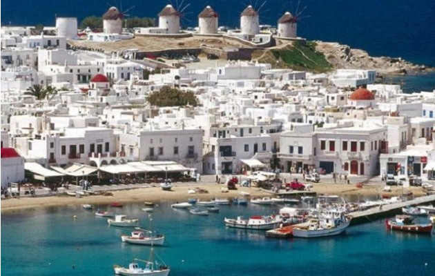 Οργισμένοι τουρίστες στη Μύκονο: «1.300 λίρες για δύο πιάτα και μια σαλάτα»