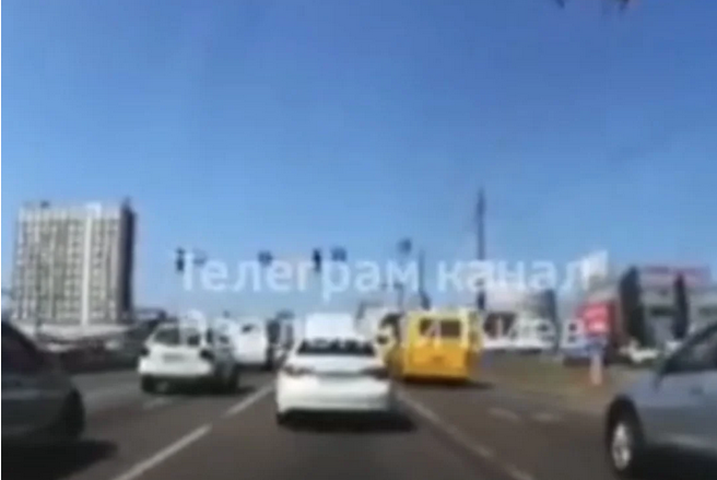 Τρομακτικό βίντεο με πύραυλο να σκάει σε αυτοκινητόδρομο στο Κίεβο!