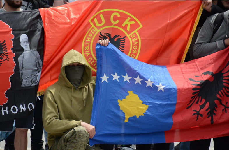 Ξύπνησαν οι Ουτσεκάδες στο Κόσοβο – Χάρτες της μεγάλης Αλβανίας σε συγκεντρώσεις!
