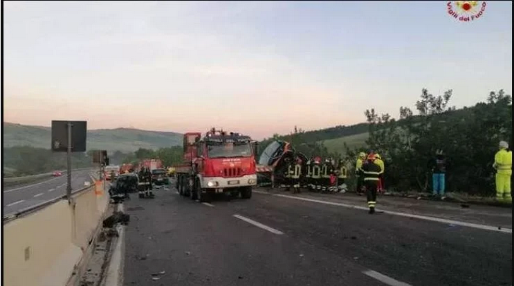 Τραγωδία στην Ιταλία: Λεωφορείο έπεσε σε γκρεμό – Ένας νεκρός και 14 τραυματίες