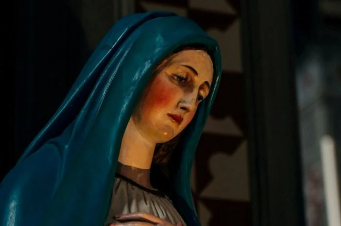 Ιταλία: Χιλιάδες πιστοί συρρέουν να προσκυνήσουν άγαλμα της Παναγίας, που φημολογείται πως χύνει αιματοβαμμένα δάκρυα – Ποια η θέση του Πάπα