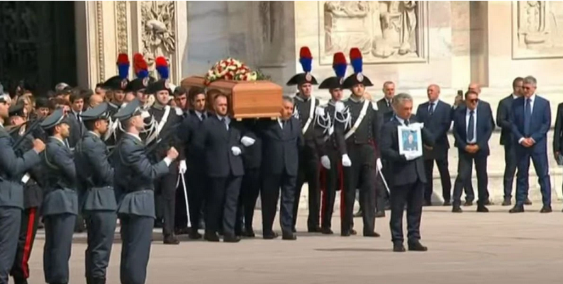 «Addio» Σίλβιο: Σύσσωμος ο πολιτικός, επιχειρηματικός και αθλητικός κόσμος αποχαιρέτησε τον Μπερλουσκόνι