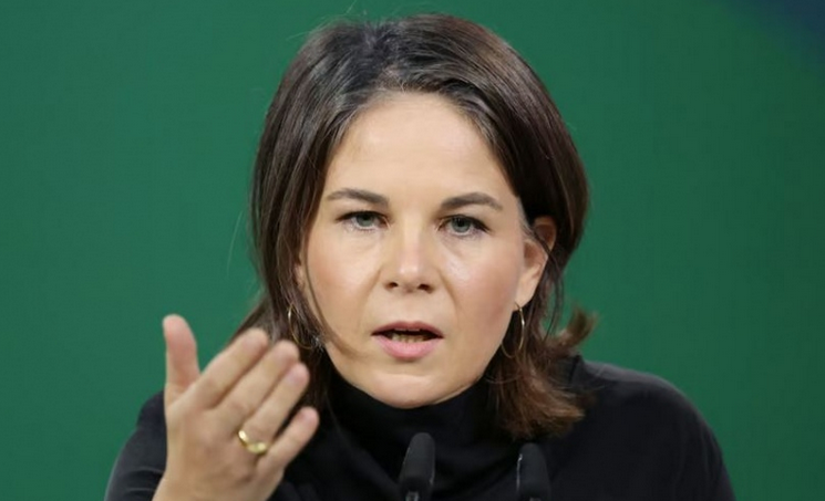 Πώς η ανεκδιήγητη Γερμανίδα ΥΠΕΞ Baerbock προκαλεί την οργή της Λ. Αμερικής, με τα πολεμοχαρή συνθήματα για την Ουκρανία