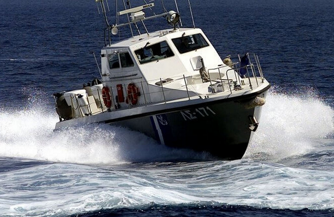 Έχει ενημερωθεί ο ελληνικός θάλαμος επιχειρήσεων. Σύμφωνα με πληροφορίες, το ιστιοφόρο δεν εκπέμπει σήμα κινδύνου και σύμφωνα με πληροφορίες, παρακολουθείται από τις Αρχές. Σύμφωνα με την ΕΡΤ, αυτή την ώρα επιχειρούν μια φρεγάτα του Πολεμικού Ναυτικού, 6 παραπλέοντα πλοία και 1 ελικόπτερο της Πολεμικής Αεροπορίας. Μιλώντας στον ΣΚΑΪ, ο πλωτάρχης Νίκος Αλεξίου, εκπρόσωπος Τύπου του Λιμενικού Σώματος, τόνισε ότι παραπλέοντα σκάφη στην περιοχή, φορτηγά πλοία, κατευθύνονται στο σημείο. «Το ουσιώδες είναι ότι το σκάφος πλέει κανονικά στα όρια των δυο γραμμών (Ιταλία – Ελλάδα) και δεν έχει υπάρξει κίνδυνος. Πάει και ελικόπτερο για να διαπιστωθεί η ακρίβεια των στοιχείων» σημείωσε ο κ. Αλεξίου. «Αυτή τη στιγμή δεν έχουμε σαφή εικόνα για αριθμό μεταναστών… Δεν υπάρχει κίνδυνος, δεν επικρατούν αυτή τη στιγμή δυσμενείς καιρικές συνθήκες» διευκρίνισε. Σημειώνεται ότι στην ευρύτερη θαλάσσια περιοχή οι έρευνες για τον εντοπισμό αγνοουμένων από το ναυάγιο που σημειώθηκε την Τετάρτη, συνεχίζονται.