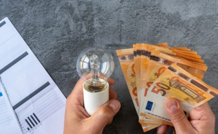 Νίκος Φιλιππίδης 16.06.2023 | 08:11 Εδώ και μέρες υπάρχουν πολλά μηνύματα που δείχνουν ότι το ενεργειακό επιστρέφει ως πρόβλημα για τις δυτικές οικονομίες. Χθες απλώς η κατάσταση ξέφυγε. Η τιμή του φυσικού αερίου ξεπέρασε εκ νέου τα επίπεδα επιφυλακής. Αυξήθηκε κατά 15% σε μία ημέρα και άγγιξε τα 50 ευρώ, σημειώνοντας «άλμα» άνω του 40% σε μία εβδομάδα και σχεδόν διπλασιασμό από τις αρχές του μήνα. Οι αιτίες πολλές. Κάτι η μεγάλη ζήτηση για φυσικό αέριο από την Κίνα που σαρώνει όλες τις αμερικανικές ποσότητες LNG που αρχικά κατευθύνονταν προς την Ευρώπη. Κάτι ο εφησυχασμός που προκάλεσε ο ήρεμος ενεργειακά χειμώνας. Μοιραία άρχισαν οι επιπτώσεις στο ρεύμα. Υπενθυμίζεται πως τον Ιούνιο του 2021 σήμανε ο πρώτος συναγερμός, ότι έρχεται «καταιγίδα» στα τιμολόγια του ρεύματος. Η μέση τιμή χονδρικής του ρεύματος στην Ελλάδα τότε είχε πιάσει τα επίπεδα των 83 ευρώ ανά μεγαβατώρα και μας έβγαλε από την τιμολογιακή κανονικότητα που είχαμε συνηθίσει για πολλά χρόνια. Δύο χρόνια μετά και αφού εκτινάχθηκε πέρυσι το καλοκαίρι στα 436 ευρώ, έχει επιστρέψει όχι στα 80 ευρώ αλλά πολύ υψηλότερα. Η τιμή της κιλοβατώρας σήμερα στην Ελλάδα ξεπέρασε ύστερα από πολλές εβδομάδες τα 100 ευρώ (107 ευρώ/MWh). Οι τιμές του φυσικού αερίου, λόγω της χρονικής υστέρησης που εμφανίζει η ελληνική αγορά χονδρικής ενέργειας, μπορεί να μην προλάβουν να περάσουν άμεσα από τον Ιούλιο στα τιμολόγια του ρεύματος, αλλά τον Αύγουστο είναι σίγουρο ότι θα δούμε αυξημένα τιμολόγια προηγούμενων μηνών. Και να σκεφτεί κανείς ότι για τον Αύγουστο και τον Σεπτέμβριο υπάρχει ακόμα η κρατική επιδότηση, αυτή που κράτησε το ενεργειακό κόστος εδώ και έναν χρόνο σε ανεκτά επίπεδα. Από την 1η Οκτωβρίου τελειώνουν και αυτές, καθώς λήγει και η παράταση που μας έχει δοθεί. Το πρόβλημα επέστρεψε. Και το ερώτημα είναι ξανά: Η Ευρώπη τι κάνει; Πώς θα αντιμετωπίσει την κατάσταση; Πέρυσι γλιτώσαμε για τρεις λόγους. Αφενός σταθήκαμε τυχεροί λόγω του ήπιου χειμώνα, αφετέρου οι χώρες-μέλη έλαβαν γρήγορα έκτακτα μέτρα στήριξης, όπως επιδοτήσεις, φοροελαφρύνσεις και άντληση εσόδων από την επιβολή πλαφόν στα κέρδη των παραγωγών, ενώ κομβικό ρόλο έπαιξαν οι αθρόες εισαγωγές αμερικανικού LNG. Φέτος, ακόμα τίποτα. Για την ακρίβεια, το ακριβώς αντίθετο. Για την ώρα οι Βρυξέλλες προτρέπουν, σχεδόν απαιτούν, από τις χώρες-μέλη να διακόψουν τα έκτακτα μέτρα στήριξης στο ρεύμα. Ακόμα και τους στόχους της εξοικονόμησης «ξηλώνουν», μετατρέποντας τον φετινό χειμώνα στη χαρά του κερδοσκόπου. Κατά τα άλλα, όλοι ανησυχούν για τον πληθωρισμό, για τις αντιστάσεις που εμφανίζει σε κάποιες χώρες. Συνεχίζουν να αυξάνουν τα επιτόκια, όπως έκανε χθες η Ευρωπαϊκή Κεντρική Τράπεζα, για να τον αντιμετωπίσουν. Το παρήγορο στην περίπτωσή μας είναι ότι έχουμε έναν υπηρεσιακό υπουργό, τον κ. Παντελή Κάπρο, βαθύ γνώστη του τομέα της ενέργειας. Την προσεχή Τρίτη έχουμε Συμβούλιο Υπουργών Ενέργειας και από κοινού με την Ισπανία (που επίσης έχει εκλογές) θα υποβάλουμε αίτημα προκειμένου ο ελληνικής εμπνεύσεως μηχανισμός ανάκτησης των υπερεσόδων από τη χονδρική, που κρατά σε ανεκτά επίπεδα τις τιμές στη λιανική τον τελευταίο χρόνο, να συμπεριληφθεί στη νέα αρχιτεκτονική της αγοράς ηλεκτρικής ενέργειας και να ενεργοποιείται κάθε φορά που εμφανίζεται μια κρίση τιμών. Αν δεν τα καταφέρει ο υπηρεσιακός, ο νέος υπουργός Ενέργειας που θα αναλάβει μετά τις εκλογές θα έχει μπροστά του ένα θέμα κολοσσιαίων διαστάσεων.