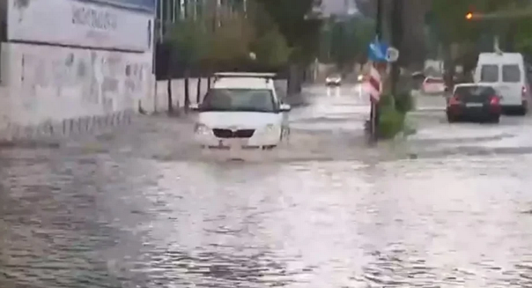 Μήνυμα του 112 και σε Κυκλάδες, Λέσβο, Χίο – «Ποτάμια» οι δρόμοι στην Χαλκιδική
