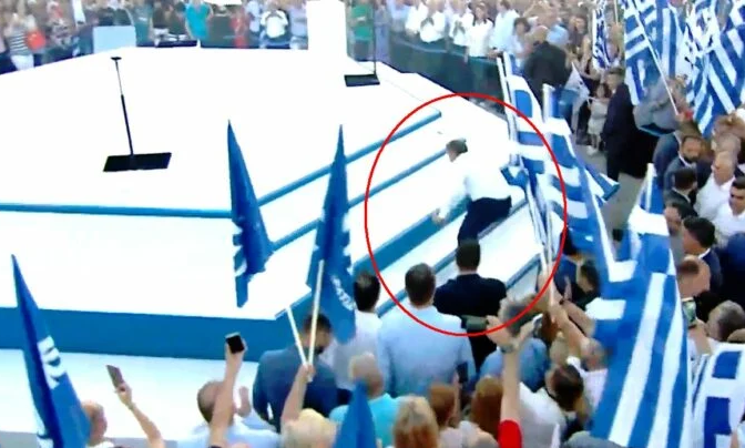 Τον… μάτιασε ο Μέγας Αλέξανδρος! Σκόνταψε ο Μητσοτάκης ανεβαίνοντας στο βήμα