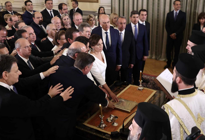 Ορκίστηκε η νέα κυβέρνηση – ΦΩΤΟ