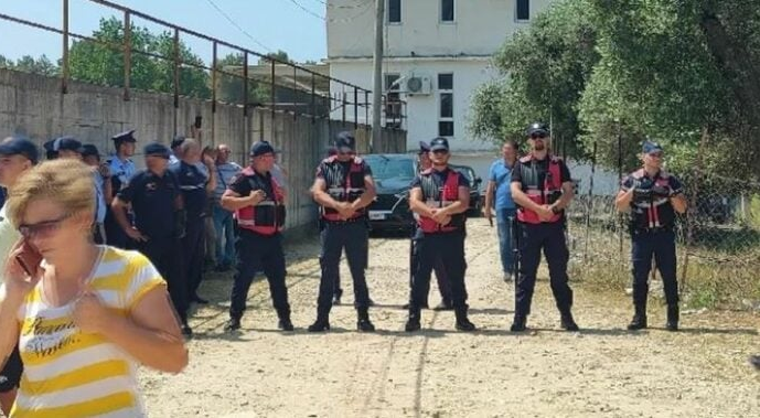 «Βράζει» η Χειμάρρα! Ένταση στο δημαρχείο – Οι Αλβανοί «εξοντώνουν» τους Έλληνες