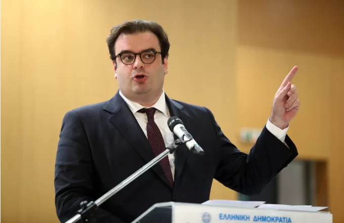 Ο κ. Πιερρακάκης ανέφερε ότι αποτελεί στόχο η Παιδεία να αποτελέσει πεδίο συγκλίσεων και συναινέσεων, καθώς και ότι κάθε μέρα να γίνεται και μια μικρή αλλαγή που θα βελτιώνει τη ζωή των συντελεστών της εκπαίδευσης. «Όπου γίνουν μεγάλες τομές, θα γίνουν με οργανωμένο και μεθοδικό τρόπο και με διαβούλευση», ξεκαθάρισε. «Πάντως, θα κάνουμε περισσότερα από όσα θα υποσχεθούμε», ανέφερε. Υπενθυμίζεται, ότι η νέα ηγεσία του υπουργείου Παιδείας αποτελείται -εκτός του κ. Πιερρακάκη- από τις υφυπουργούς Παιδείας, Ζέττα Μακρή και Δόμνα Μιχαηλίδου και τον αναπληρωτή υπουργό Αθλητισμού, Γιάννη Οικονόμου. Οι υφυπουργοί στις ομιλίες τους ευχαρίστησαν τον πρωθυπουργό, Κυριάκο Μητσοτακη, για την εμπιστοσύνη στο πρόσωπό τους και υπογράμμισαν την ήδη καλή συνεργασία μεταξύ των μελών της ηγεσίας του υπουργείου.