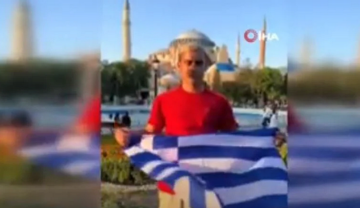 Κωνσταντινούπολη: Έλληνας ύψωσε την ελληνική σημαία μπροστά στην Αγιά Σοφιά – Οι αντιδράσεις των Τούρκων