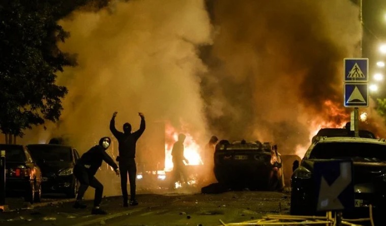 Γαλλία: Πλιάτσικο, πυρκαγιές και 45.000 αστυνομικοί στους δρόμους – Νεκρός 50χρονος στην Γουιάνα από αδέσποτη σφαίρα
