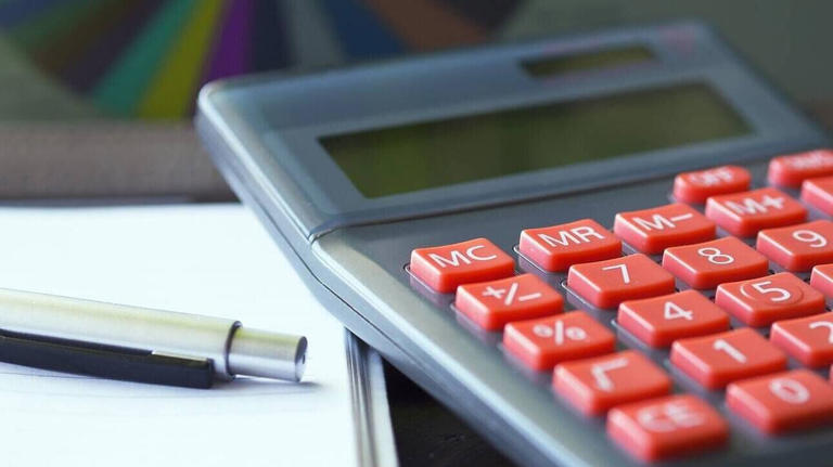 Ειδικά όρια ηλικίας συνταξιοδότησης ισχύουν και το 2023 όσον αφορά στους γονείς σε Δημόσιο, ΔΕΚΟ, ταμεία τραπεζών και ΙΚΑ, καθώς όσοι δημόσιοι υπάλληλοι συμπλήρωσαν τις προϋποθέσεις εντός το 2022 και δεν υπέβαλαν αίτηση αποχώρησης θα μπορούν να βγουν σε πρόωρη σύνταξη ακόμα και στα 50 έτη. Συγκεκριμένα, οι γονείς ανηλίκων και οι τρίτεκνοι και άνω ασφαλισμένοι του Δημοσίου και οι μητέρες και οι χήροι πατέρες ασφαλισμένοι στα Ταμεία των ΔΕΚΟ – τραπεζών που είχαν κατοχυρωμένο δικαίωμα συνταξιοδότησης και επιθυμούσαν να συνταξιοδοτηθούν ανάλογα με το έτος θεμελίωσης στα 50, 52 ή 55 μπορούν να συνταξιοδοτηθούν και εντός του 2023.
