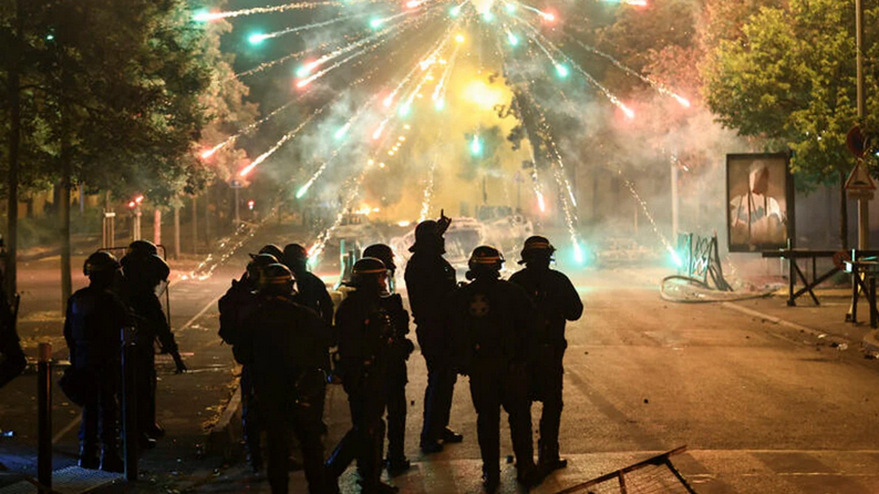 Γαλλία: Ταραξίες λεηλάτησαν κατάστημα όπλων στο κέντρο της Μασσαλίας, έκλεψαν μερικά τουφέκια